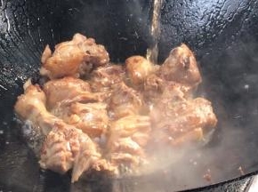 炒至表面焦黄，淋入料酒，炒匀至香