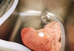 猪肚加面粉抓捏均匀洗净，再加盐抓捏均匀洗净