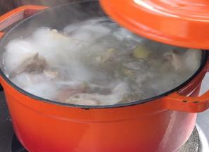 转小火，盖上锅盖炖煮2小时