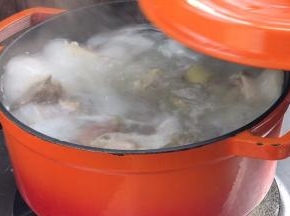 转小火，盖上锅盖炖煮2小时