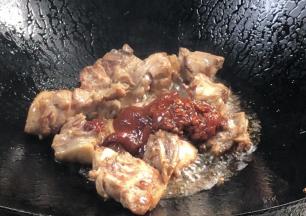 加入辣椒酱和豆瓣酱炒匀至出红油