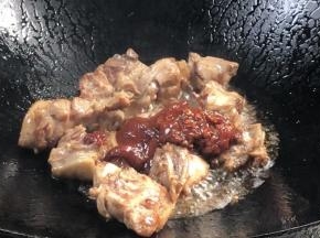 加入辣椒酱和豆瓣酱炒匀至出红油
