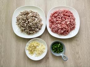 准备好肉末，香菇用料理机打碎（或用刀剁碎），姜和蒜分别切成末，小葱切成葱花