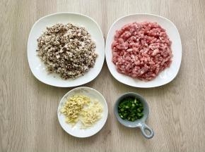 准备好肉末，香菇用料理机打碎（或用刀剁碎），姜和蒜分别切成末，小葱切成葱花