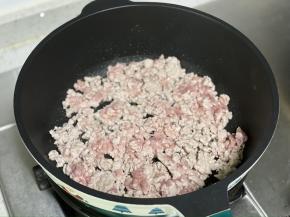 锅里热油，下入肉末煸炒出油