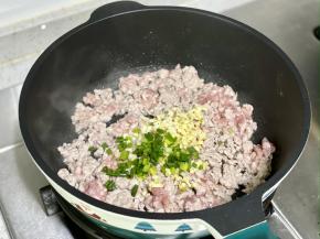下葱姜蒜末炒香