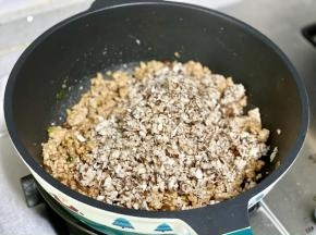 加入香菇碎末