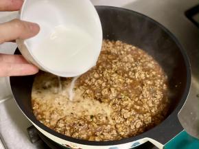 最后加半碗水淀粉勾芡，煮至浓稠即可