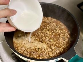 最后加半碗水淀粉勾芡，煮至浓稠即可