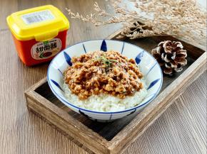 把炒好的香菇炸酱浇在米饭上，拌匀后即可食用