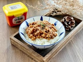把炒好的香菇炸酱浇在米饭上，拌匀后即可食用