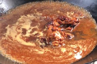 加入适量热水，胡椒粉