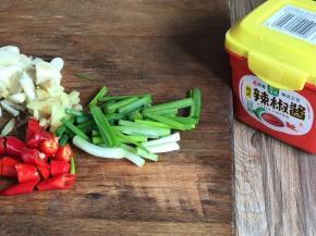 备好葱姜蒜和红椒