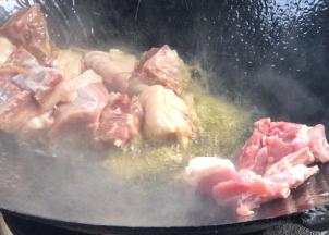 起锅热油，放入鸭肉，煸炒出油