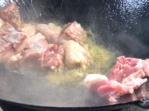起锅热油，放入鸭肉，煸炒出油
