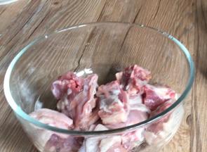 鸭腿洗净，剁成小块备用