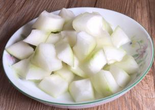 冬瓜去皮去瓤，切成小块备用