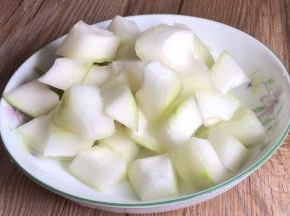 冬瓜去皮去瓤，切成小块备用
