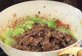 加入牛肉，翻炒均匀至入味