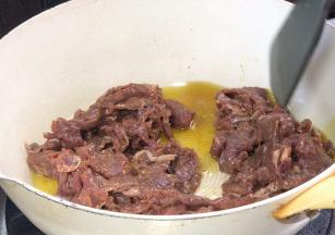 起锅热油，放入腌制好的牛肉，中火煸炒