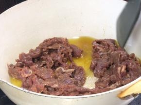 起锅热油，放入腌制好的牛肉，中火煸炒
