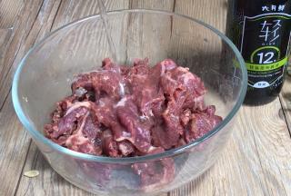 加入少许清水，顺时针搅拌均匀