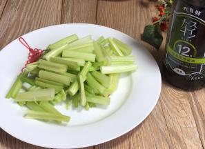 西芹摘去叶子留梗，洗净后切成小段备用