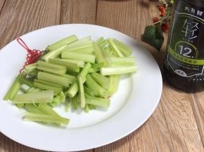 西芹摘去叶子留梗，洗净后切成小段备用