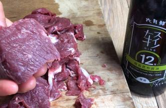 牛肉洗净，找出纹路，横向切成薄片