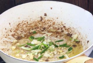 就着油锅，放入葱姜蒜炒香