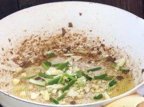 就着油锅，放入葱姜蒜炒香