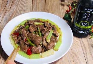 出锅装盘，就着西芹摆盘