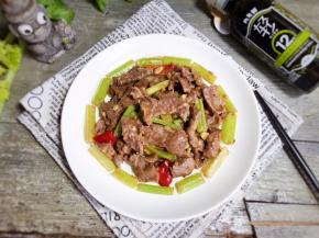 一道美味的西芹炒牛肉就做好了