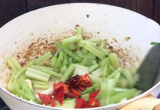 加入西芹和红椒，炒匀至变色