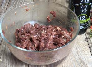 再加少许食用油，搅拌均匀腌制备用