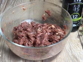 再加少许食用油，搅拌均匀腌制备用