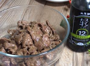 炒至变色，捞出沥油备用