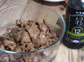 炒至变色，捞出沥油备用