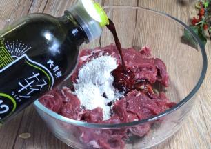 装入容器中，加入红薯淀粉和轻盐酱油，抓捏均匀