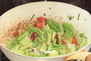 加盐和少许清水，炒匀至入味