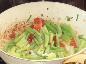 加盐和少许清水，炒匀至入味