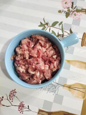 瘦肉洗净切成丝，加入一勺盐抓出粘性，放入一个鸡蛋清抓拌均匀，再放入一勺土豆淀粉抓匀！这样肉丝的浆就上好了！（做这道菜最好用里脊肉，家里冰箱只有瘦肉了，就只好用它了！家庭版鱼香肉丝用它做味道也还不错！）