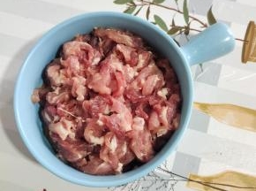 瘦肉洗净切成丝，加入一勺盐抓出粘性，放入一个鸡蛋清抓拌均匀，再放入一勺土豆淀粉抓匀！这样肉丝的浆就上好了！（做这道菜最好用里脊肉，家里冰箱只有瘦肉了，就只好用它了！家庭版鱼香肉丝用它做味道也还不错！）