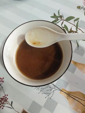 鱼香肉丝的碗汁儿：两勺白糖，四勺米醋，一勺料酒，两勺生抽，一勺老抽，一勺白胡椒粉，一勺香油，再放一勺水定粉，给它充分搅拌均匀调成鱼香汁儿！（一勺玉米淀粉加入适量的水搅拌均匀调成水淀粉！）