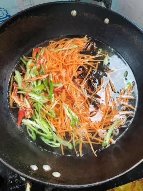 水烧开，放入青红辣椒，胡萝卜丝，木耳丝，焯水一分钟左右！