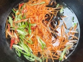 水烧开，放入青红辣椒，胡萝卜丝，木耳丝，焯水一分钟左右！