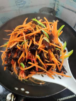 捞出沥干水分备用！