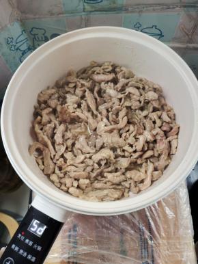 起锅烧油，放入腌制好的肉丝翻炒至变色！