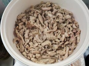 起锅烧油，放入腌制好的肉丝翻炒至变色！