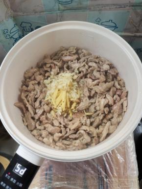 把炒好的肉丝往旁边扒拉一下！放入蒜末，姜丝爆香！